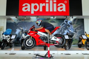 abba Sky Lift fitted to Aprilia RSV4 and fellow rider!