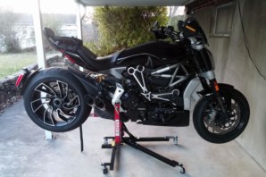 abba Sky Lift supporting Ducati Diavel X