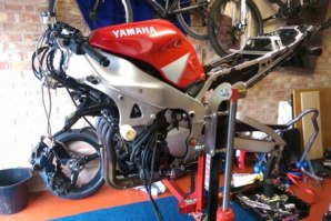 Strip down the Yamaha R1 on the abba Sky Lift