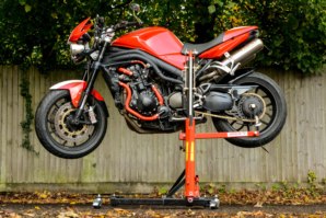 Triumph 1050 Speed Triple in horizontal position on abba Sky Lift