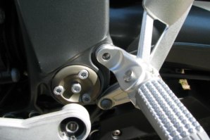 Linkage arm bolt that needs to be removed on k1300 models. (This does not apply for k1200 or R nineT models)